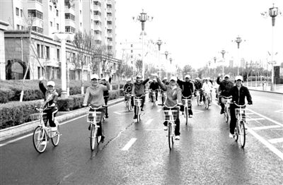 黑河市民自发爱护自行车